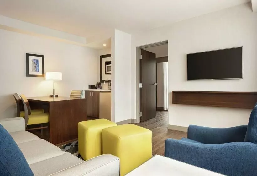 Отель Embassy Suites By Hilton Indianapolis Downtown