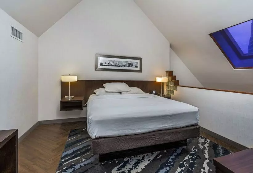 Отель Embassy Suites By Hilton Indianapolis Downtown