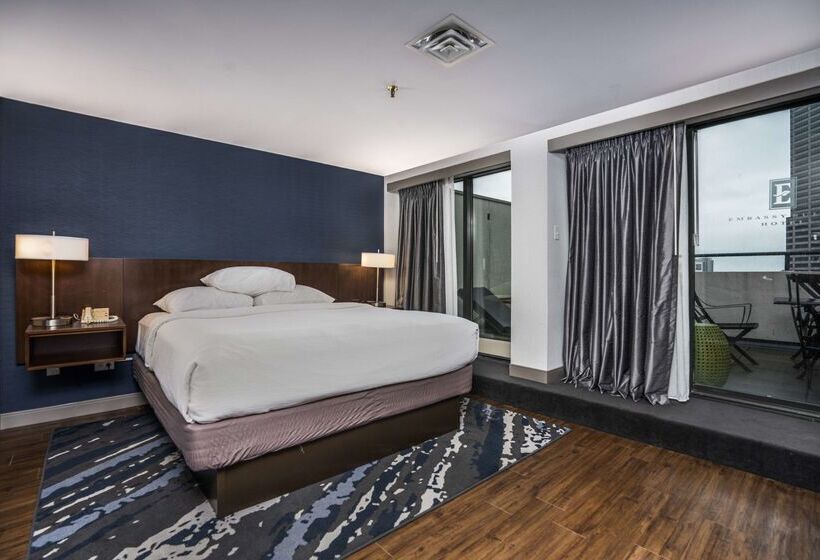 בית מלון כפרי Embassy Suites By Hilton Indianapolis Downtown