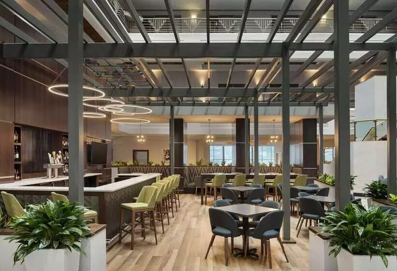 Отель Embassy Suites By Hilton Indianapolis Downtown