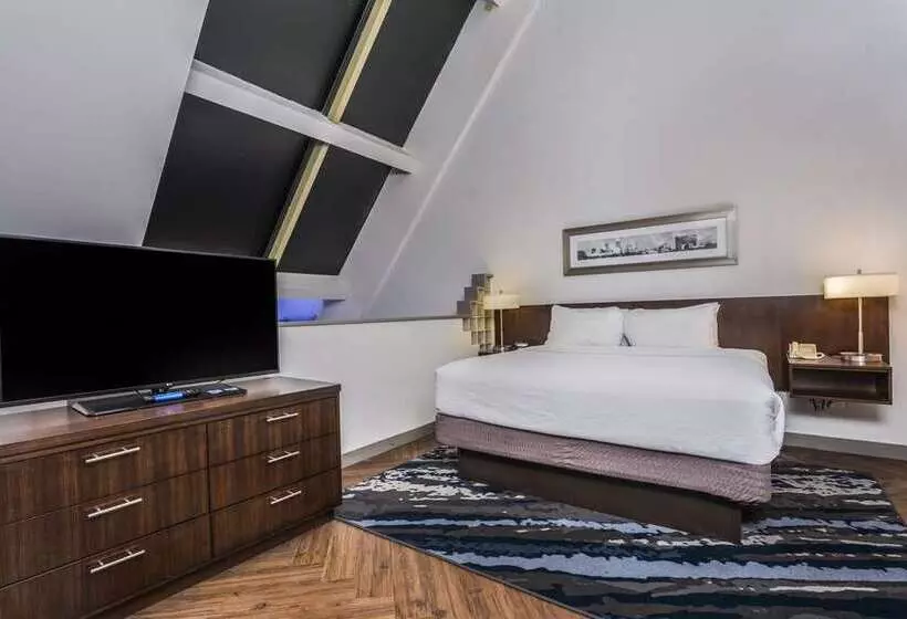 Отель Embassy Suites By Hilton Indianapolis Downtown