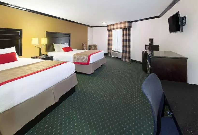 Отель Ramada By Wyndham Ontario