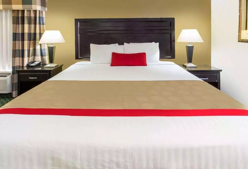 Отель Ramada By Wyndham Ontario