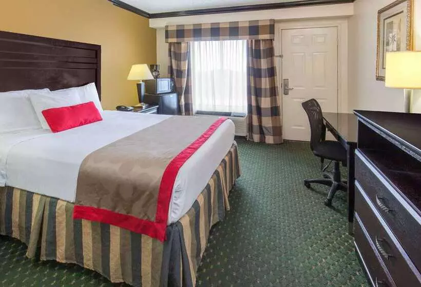 Отель Ramada By Wyndham Ontario