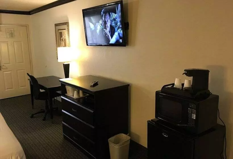 Отель Ramada By Wyndham Ontario