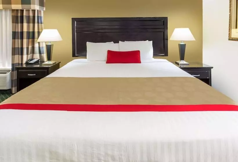 Отель Ramada By Wyndham Ontario