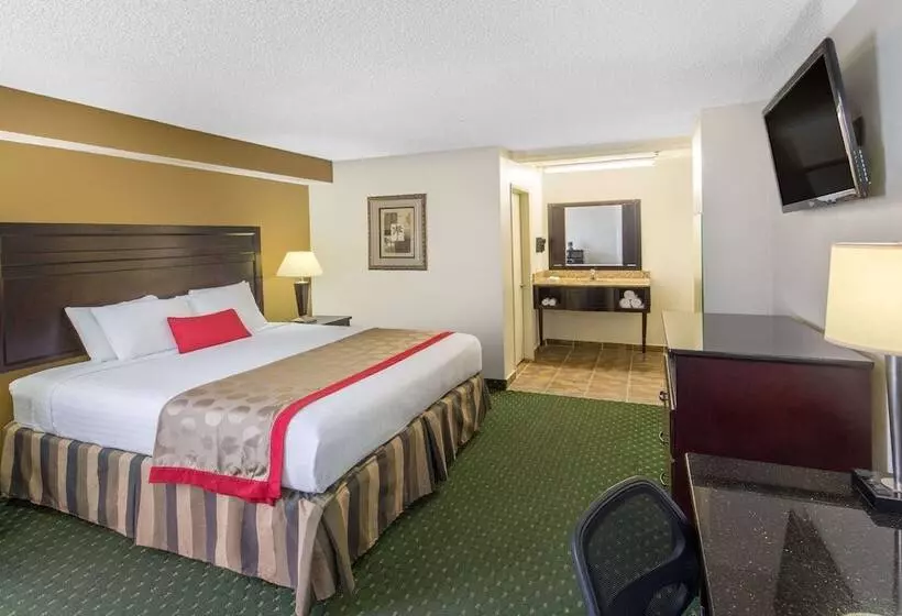 Отель Ramada By Wyndham Ontario