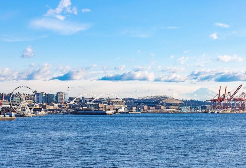 هتل The Edgewater, A Noble House