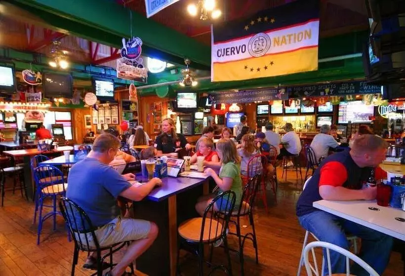 فندق Cedar Stables Inn & Suites