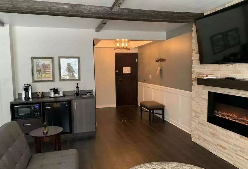 فندق Cedar Stables Inn & Suites