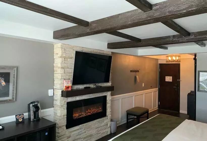 فندق Cedar Stables Inn & Suites