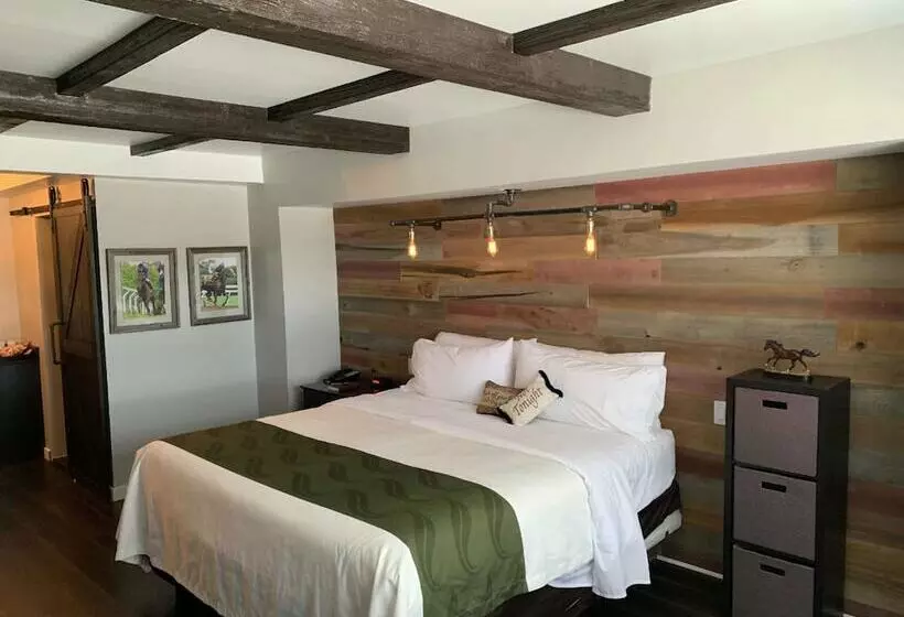 فندق Cedar Stables Inn & Suites