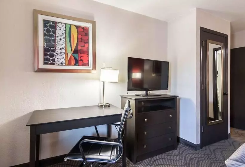 ホテル Clarion Inn & Suites Russellville I40