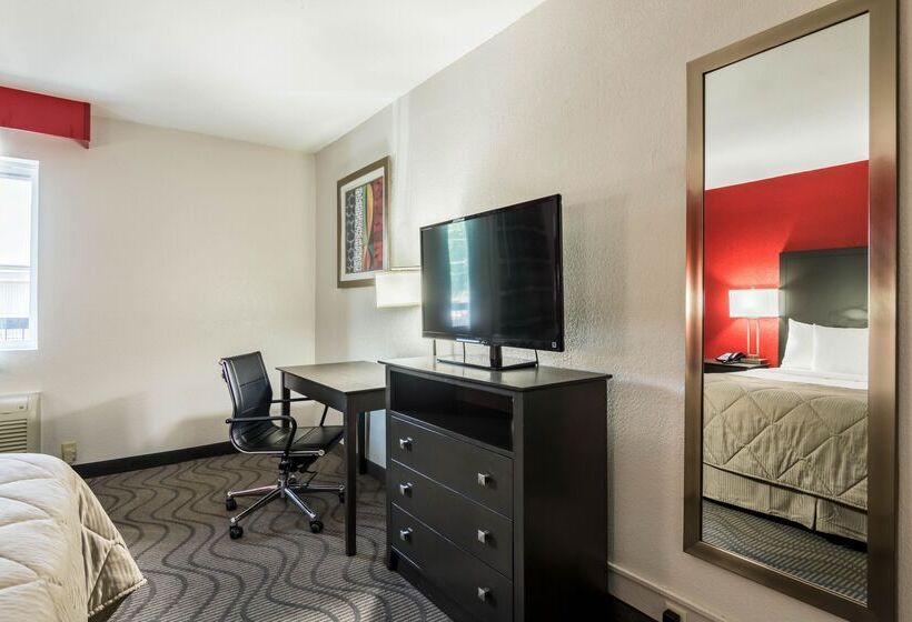 Отель Clarion Inn & Suites Russellville I40