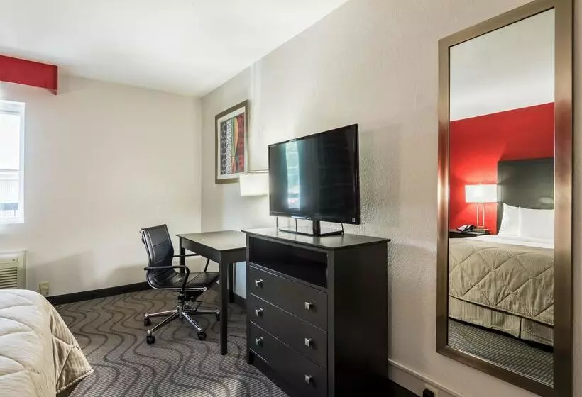 ホテル Clarion Inn & Suites Russellville I40