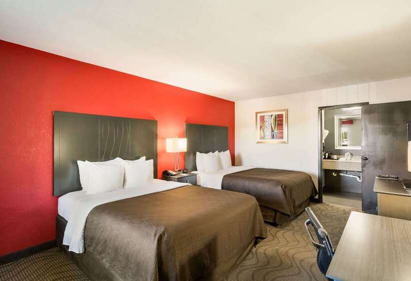 Отель Clarion Inn & Suites Russellville I40