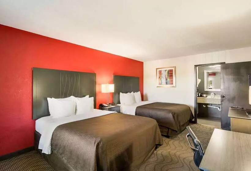 ホテル Clarion Inn & Suites Russellville I40