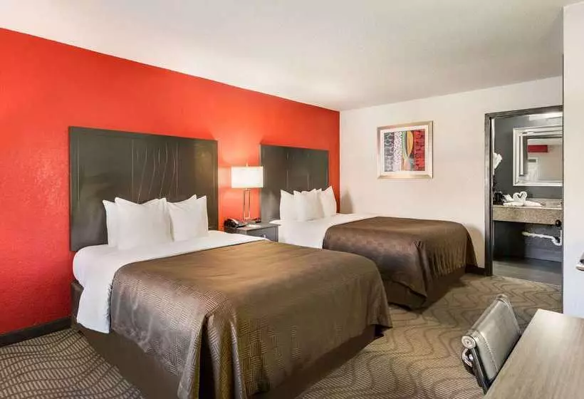 ホテル Clarion Inn & Suites Russellville I40