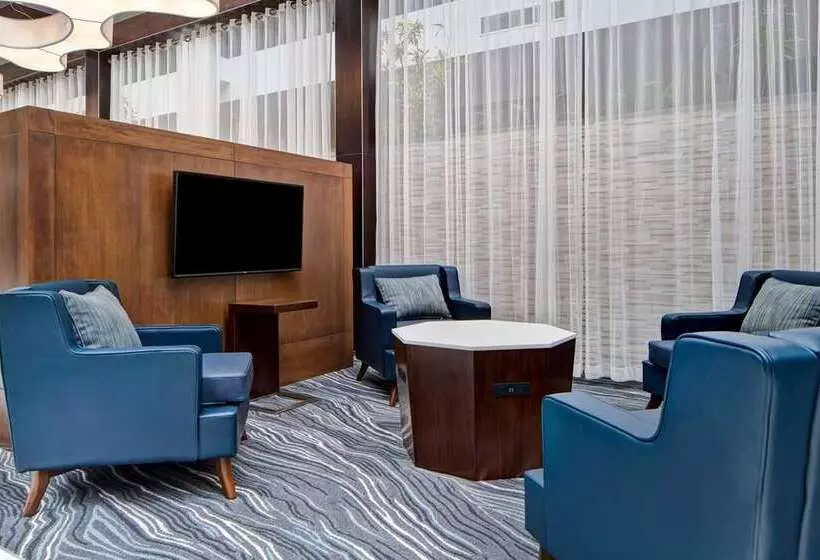 Отель Embassy Suites Syracuse