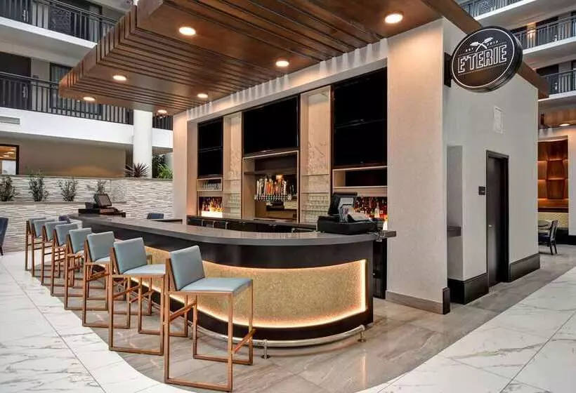 Отель Embassy Suites Syracuse