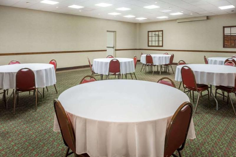 בית מלון כפרי Fairbridge Inn Express Perry