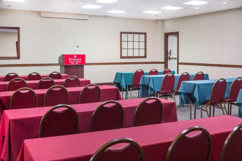 בית מלון כפרי Fairbridge Inn Express Perry