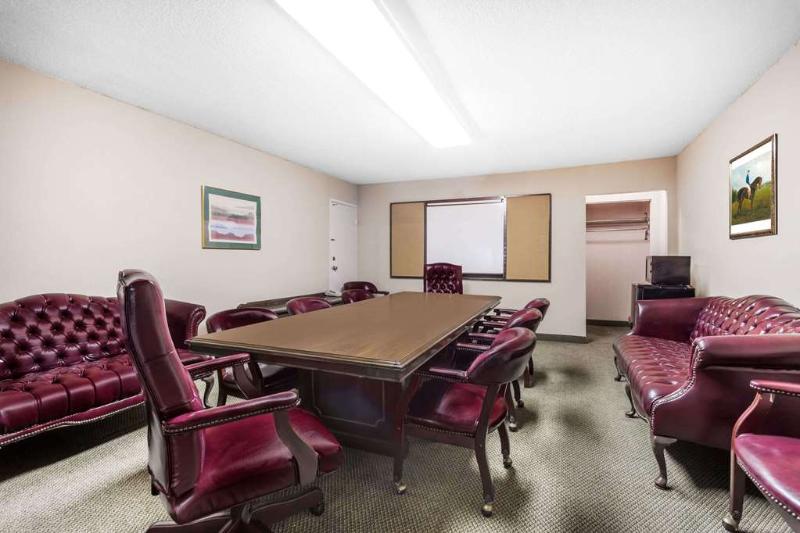 בית מלון כפרי Fairbridge Inn Express Perry