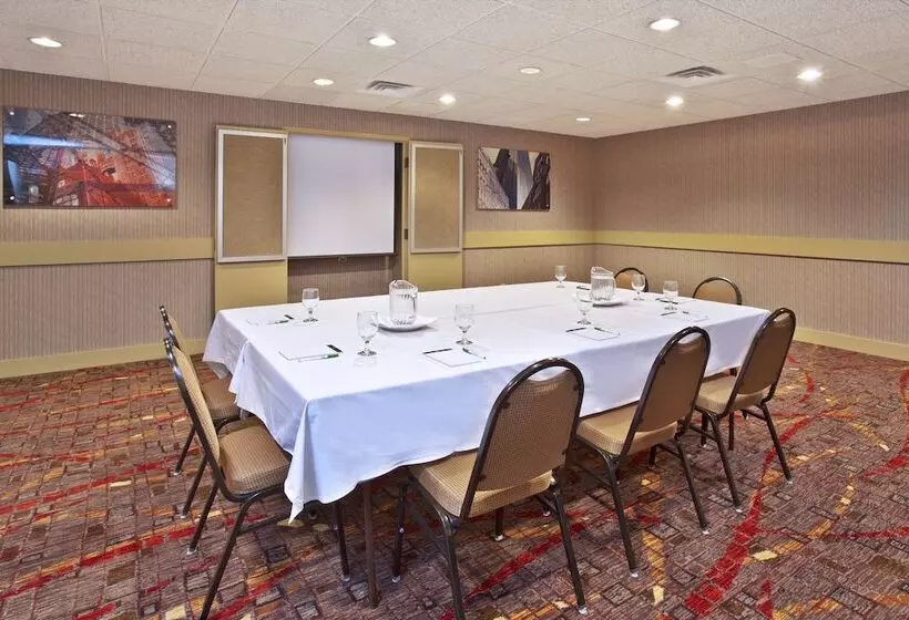 בית מלון כפרי Holiday Inn Manitowoc By Ihg