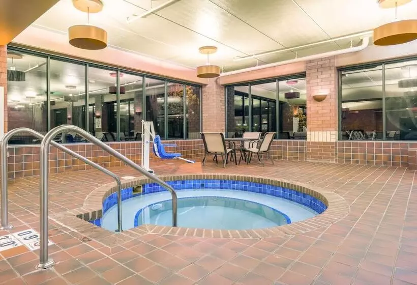 בית מלון כפרי Holiday Inn Manitowoc By Ihg