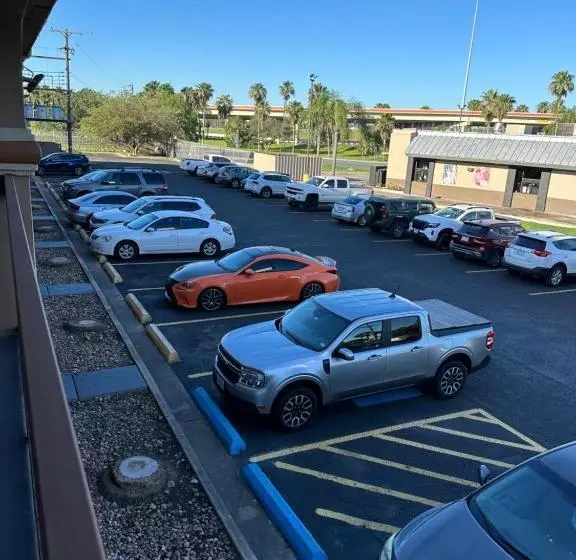 فندق Lone Star Inn & Suites