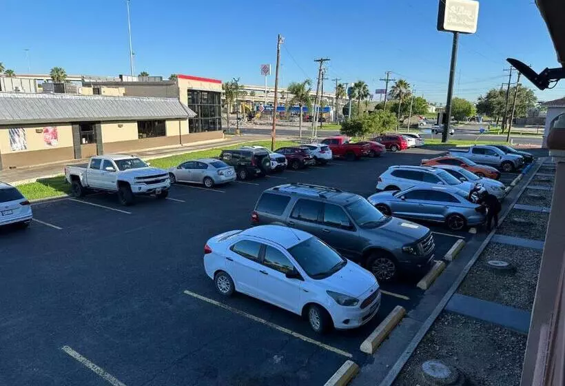 فندق Lone Star Inn & Suites