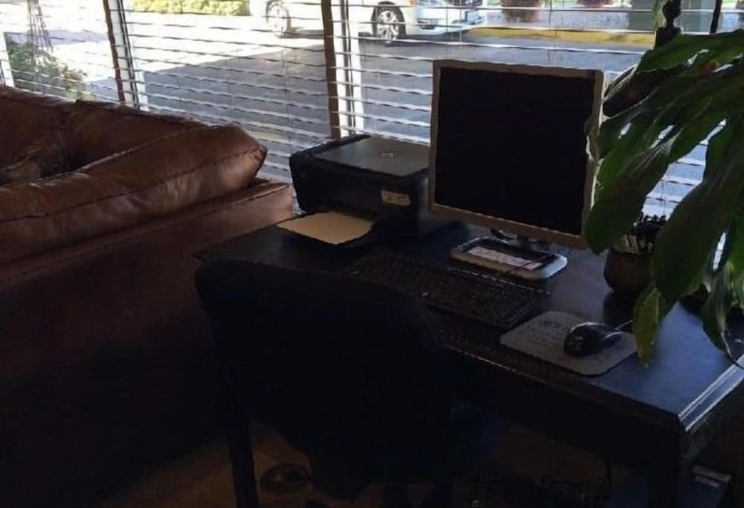 בית מלון כפרי Whitten Inn University