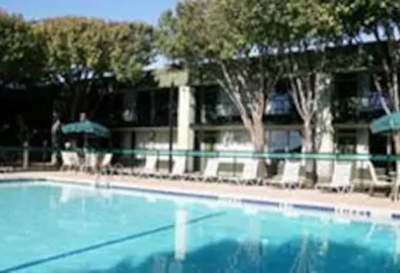 בית מלון כפרי Whitten Inn University