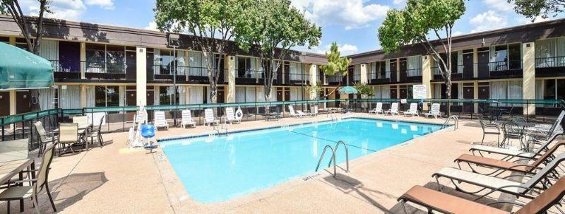 בית מלון כפרי Whitten Inn University