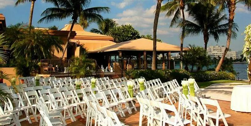 リゾートホテル Palmeiras Beach Club At Grove Isle