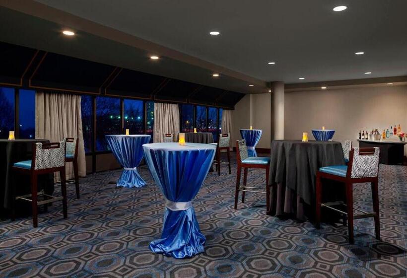 هتل Courtyard By Marriott Boston Cambridge