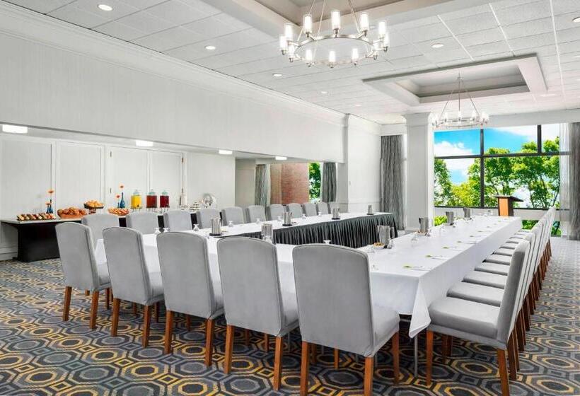 هتل Courtyard By Marriott Boston Cambridge