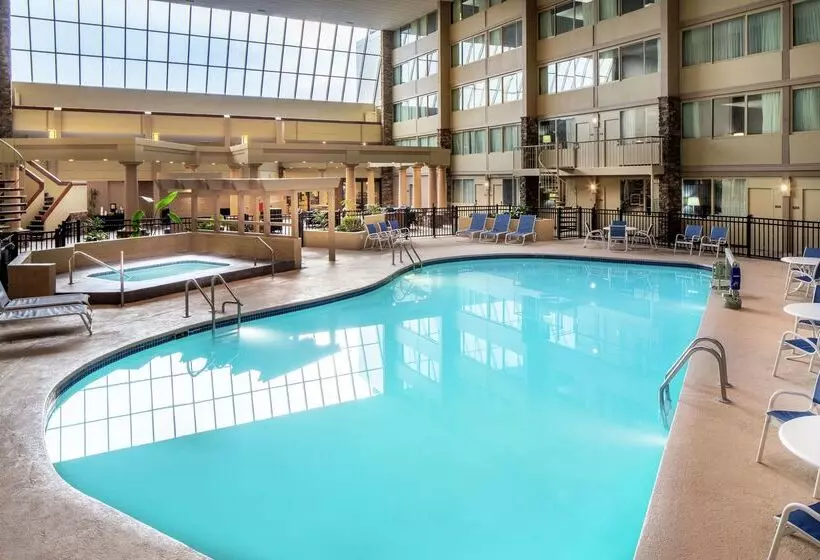 Отель Wyndham Garden Westlake