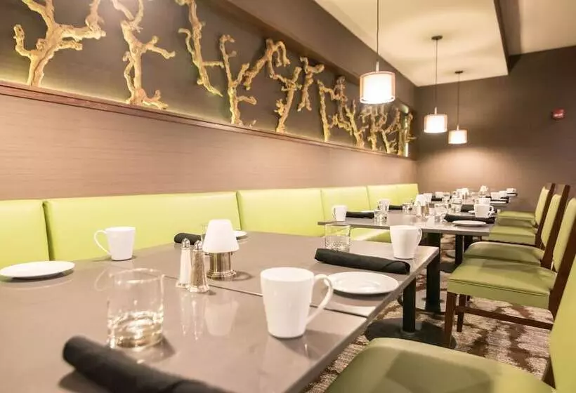 Отель Wyndham Garden Westlake