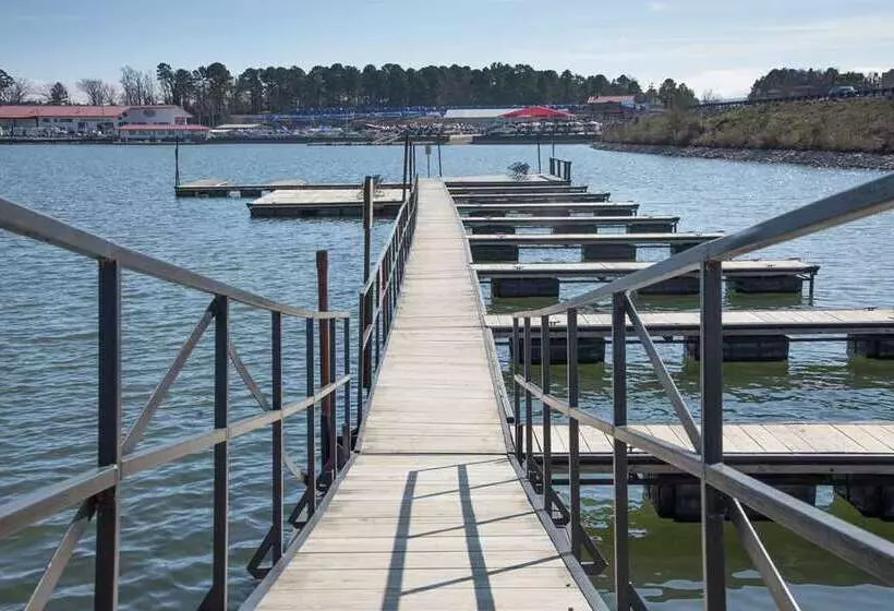 هتل Doubletree By Hilton Hot Springs