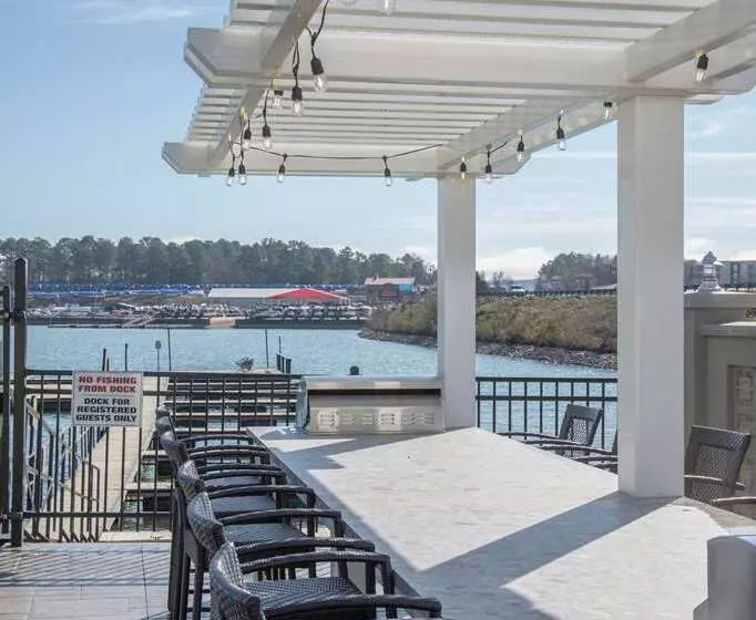 هتل Doubletree By Hilton Hot Springs