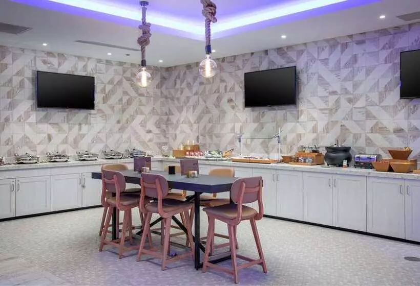 هتل Doubletree By Hilton Hot Springs