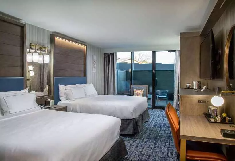 هتل Doubletree By Hilton Hot Springs