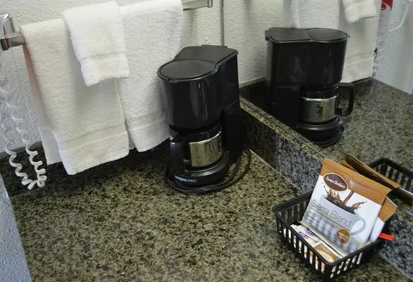 ホテル Econo Lodge Inn & Suites Spokane