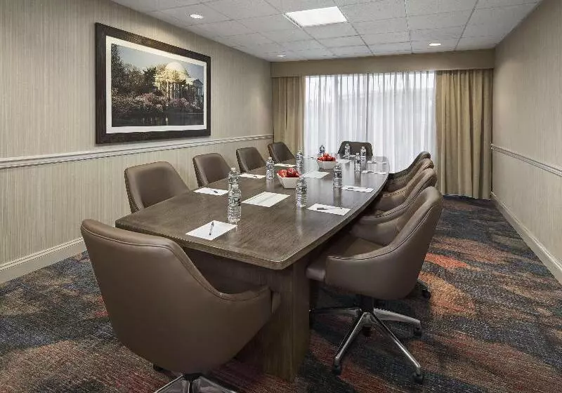 فندق Hampton Inn & Suites Alexandria Old Town Area South