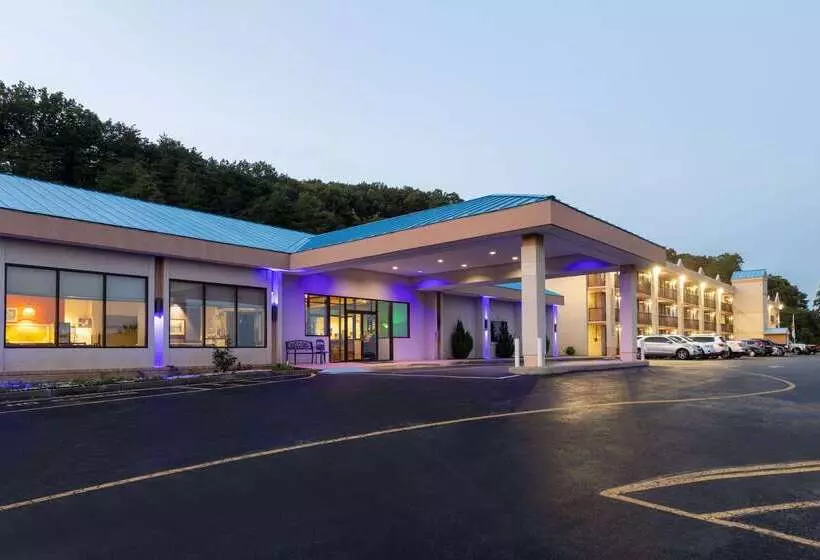Howard Johnson Hotel & Conference Center By Wyndham Salem