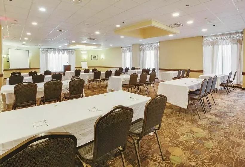 فندق La Quinta Inn & Suites Pittsburgh North