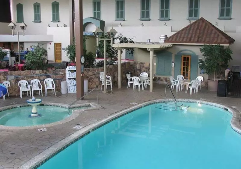 Отель Ramada Topeka West