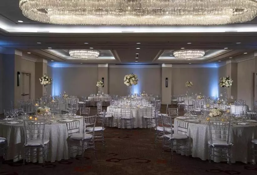 Отель The Baronette Renaissance Detroitnovi