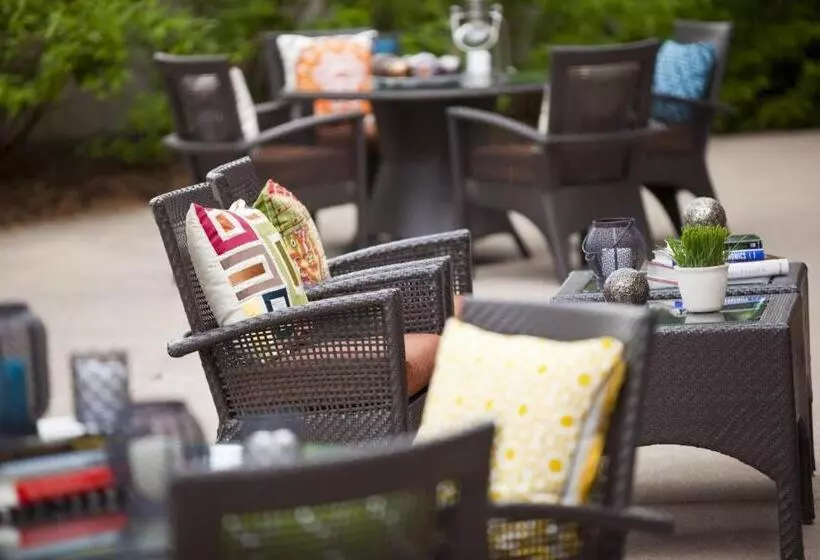 Отель The Baronette Renaissance Detroitnovi